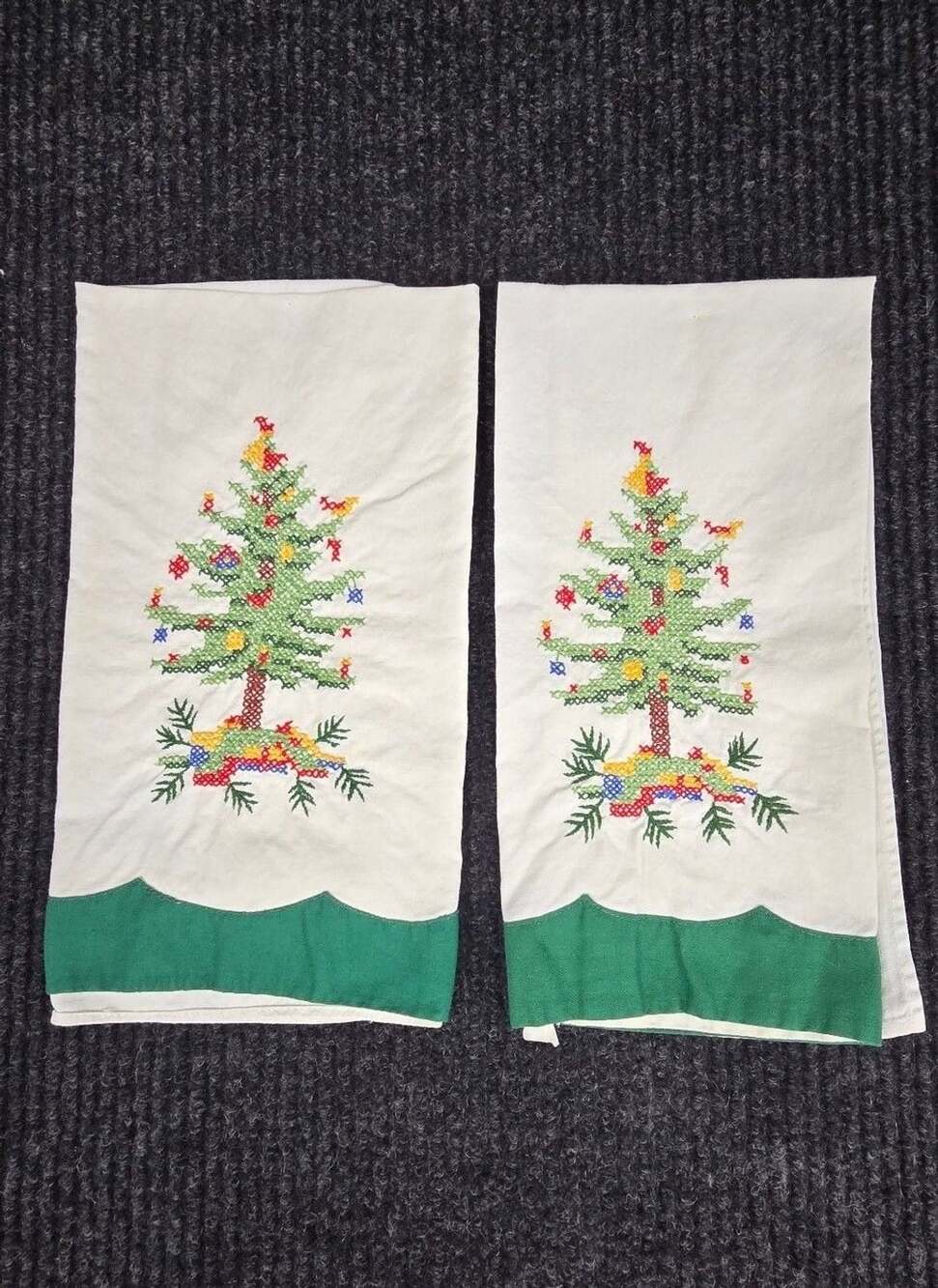Lillian Vernon Christmas Tree Embroidered Hand Towels Set Of 2
